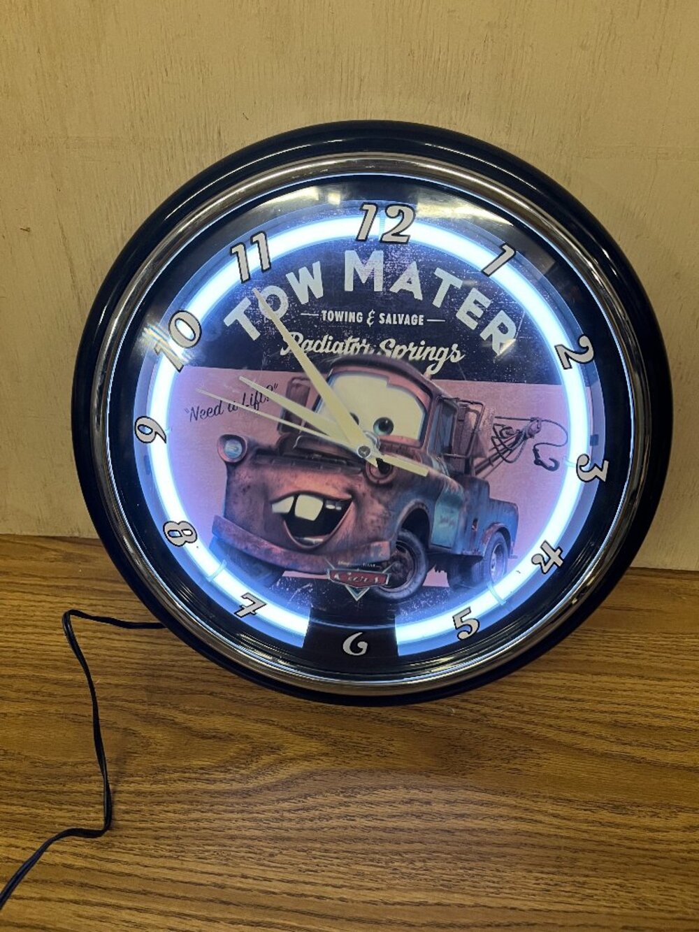 🖤 Disney Pixar CARS Tow Mater Wall Clock 14" Cracked Face Neon
